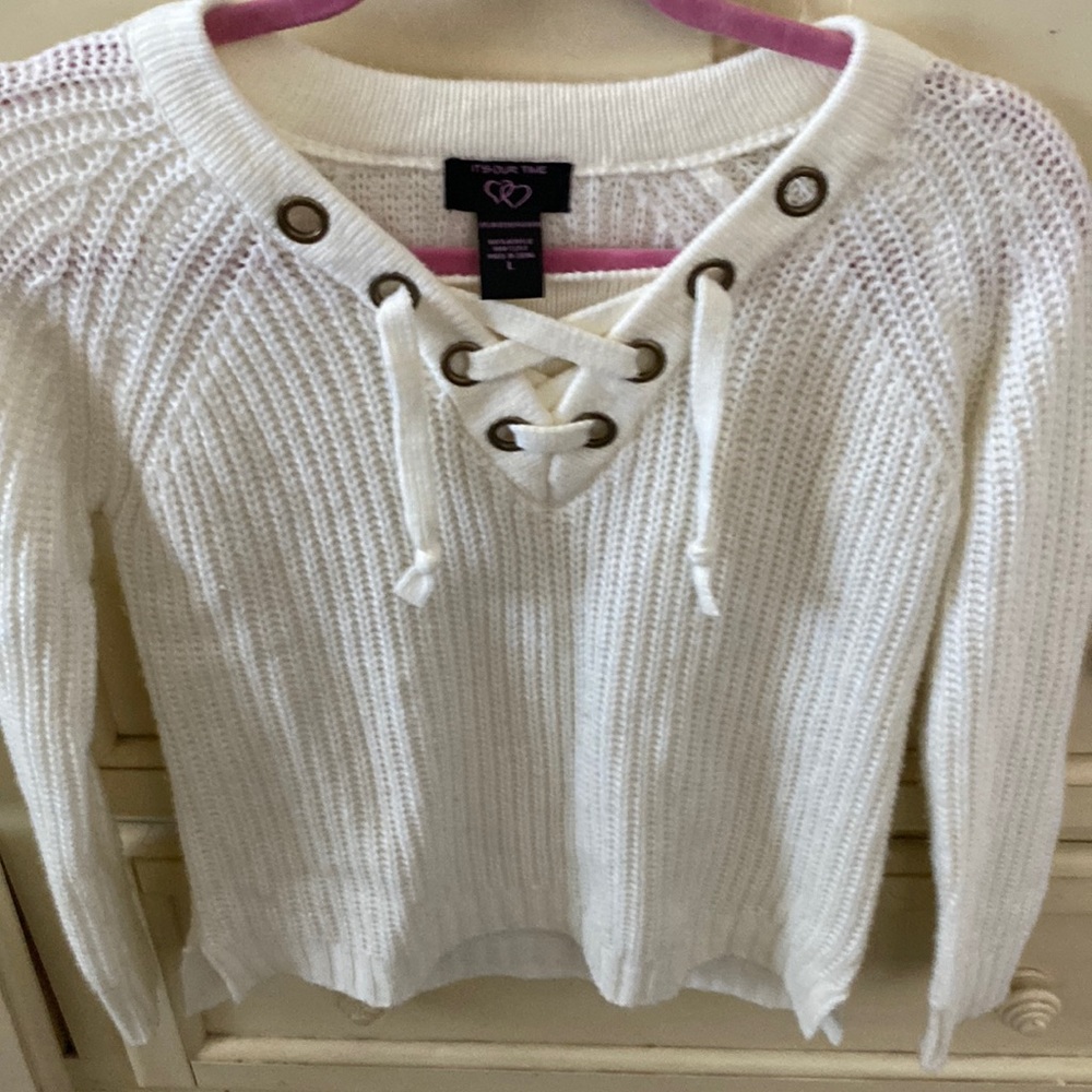 Cream knitted sweater. Girls - large